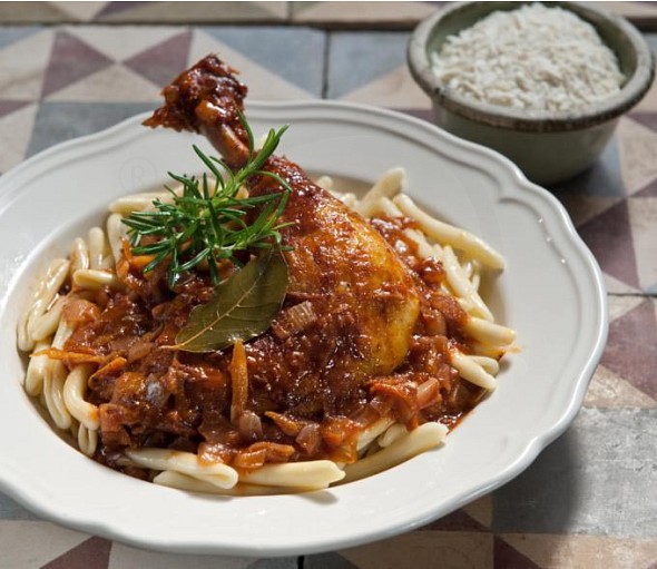 Braised rooster with macaroni from Corfu (pastitsada)