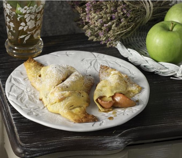Calzone with caramelized apples