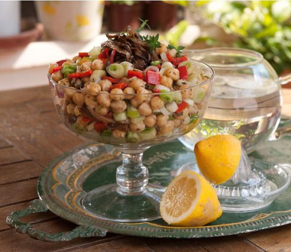 Chickpea salad with Florina peppers and aromatic olive oil and lemon sauce