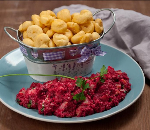Beetroot mash with small wholewheat rusks