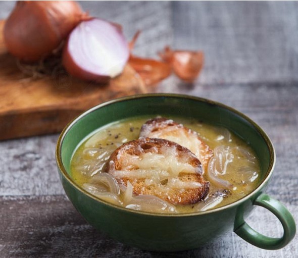 Onion soup with olive oil, gruyère cheese and croutons 