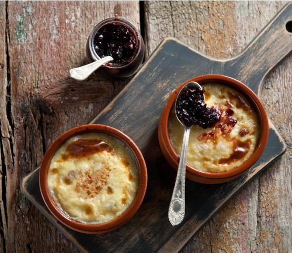 Oven rice pudding with sour cherry jam