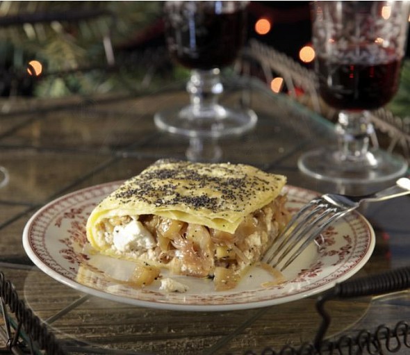Savoury pie with caramelized onions, apples and manouri cheese