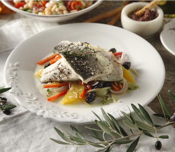 Fischfilet mit Fenchelsalat und Dressing mit Olivenöl und Zitrusfrüchten