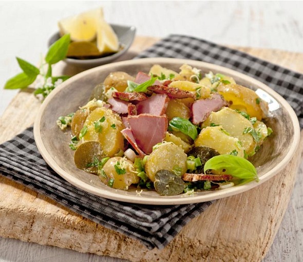 Kartoffelsalat mit Apaki-Schweinefleisch und Kapernblättern