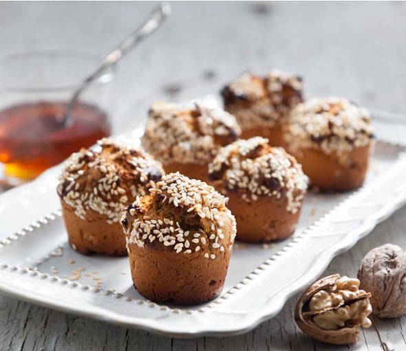 Muffins mit Johannisbrot-Honig und Walnüssen