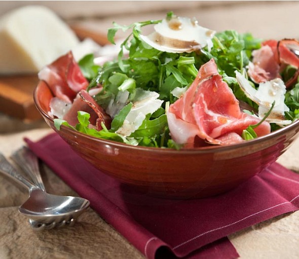 Arugula / Rocket salad with prosciutto and gruyère cheese