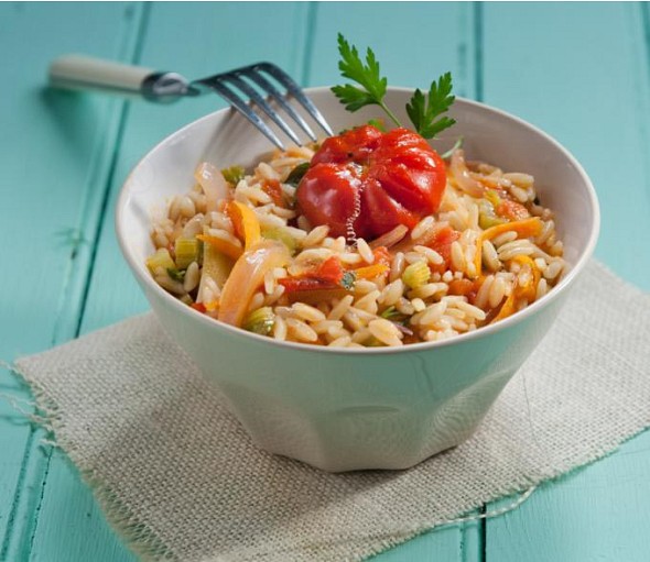 Barley-shaped pasta with red pepper (manestra colopimpiri)