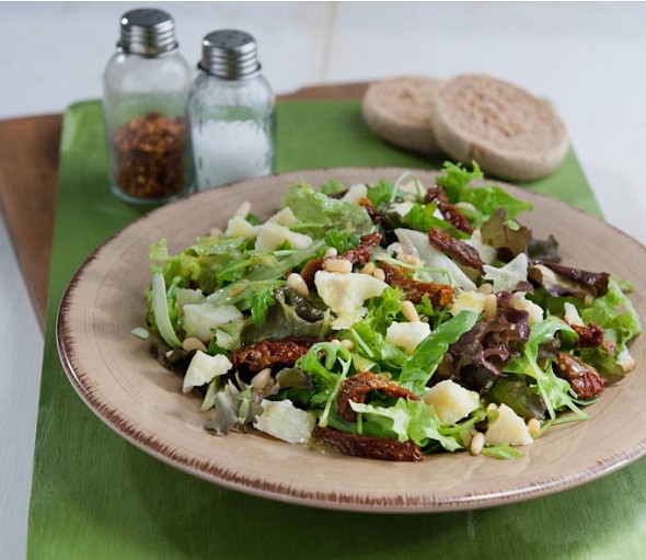 Mixed salad with sun-dried cherry tomatoes and kashkavali cheese