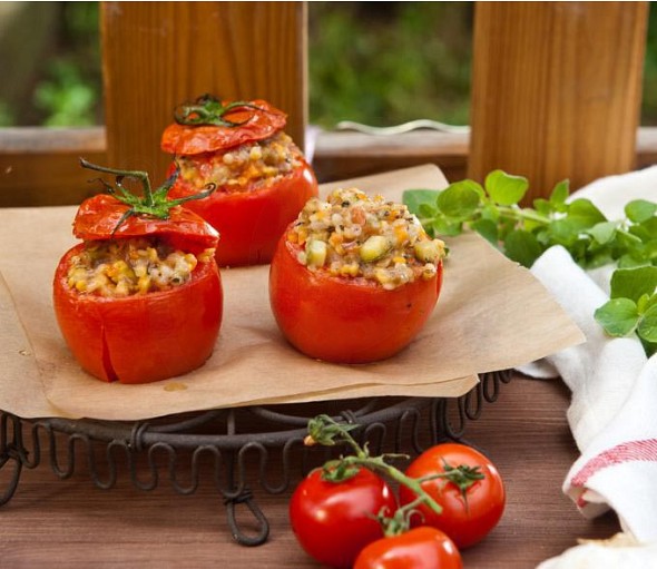 Stuffed tomatoes with frumenty, pistachios and mint