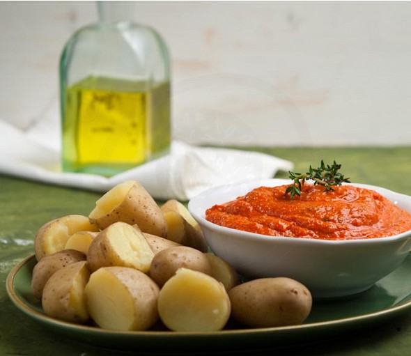 Σπιτική σάλτσα πέστο με λιαστή ντομάτα, κόκκινη πιπεριά και τυρί.