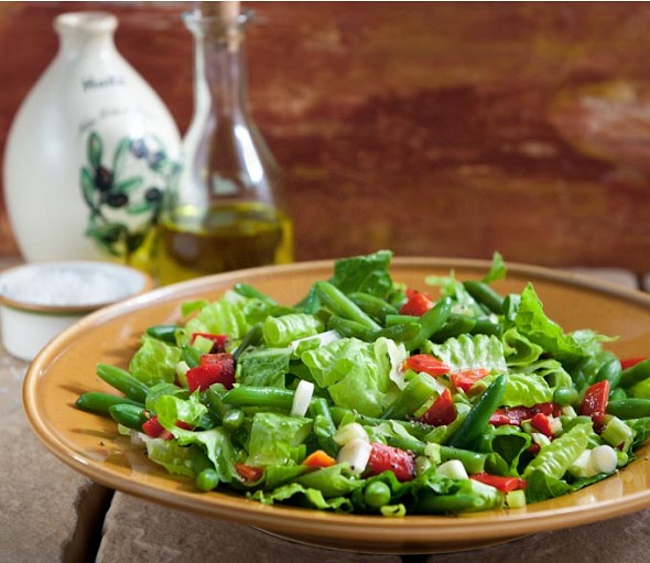 Salat mit grünen Bohnen und süßen roten Paprikaschoten