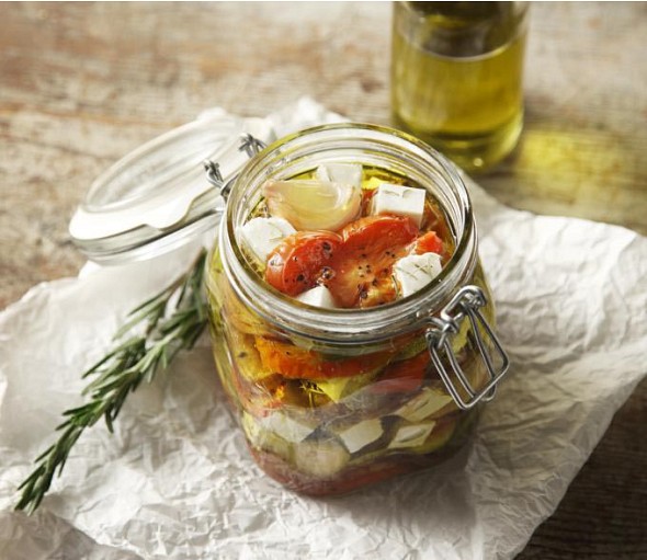 Gegrilltes Gemüse und marinierter Feta-Käse mit Olivenöl und aromatischen Kräutern