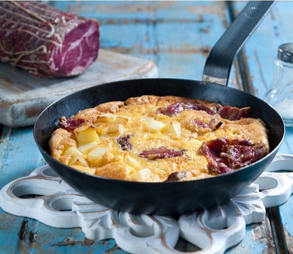 Traditionelles Omelette mit Louza (Froutalia), aus der Insel Andros